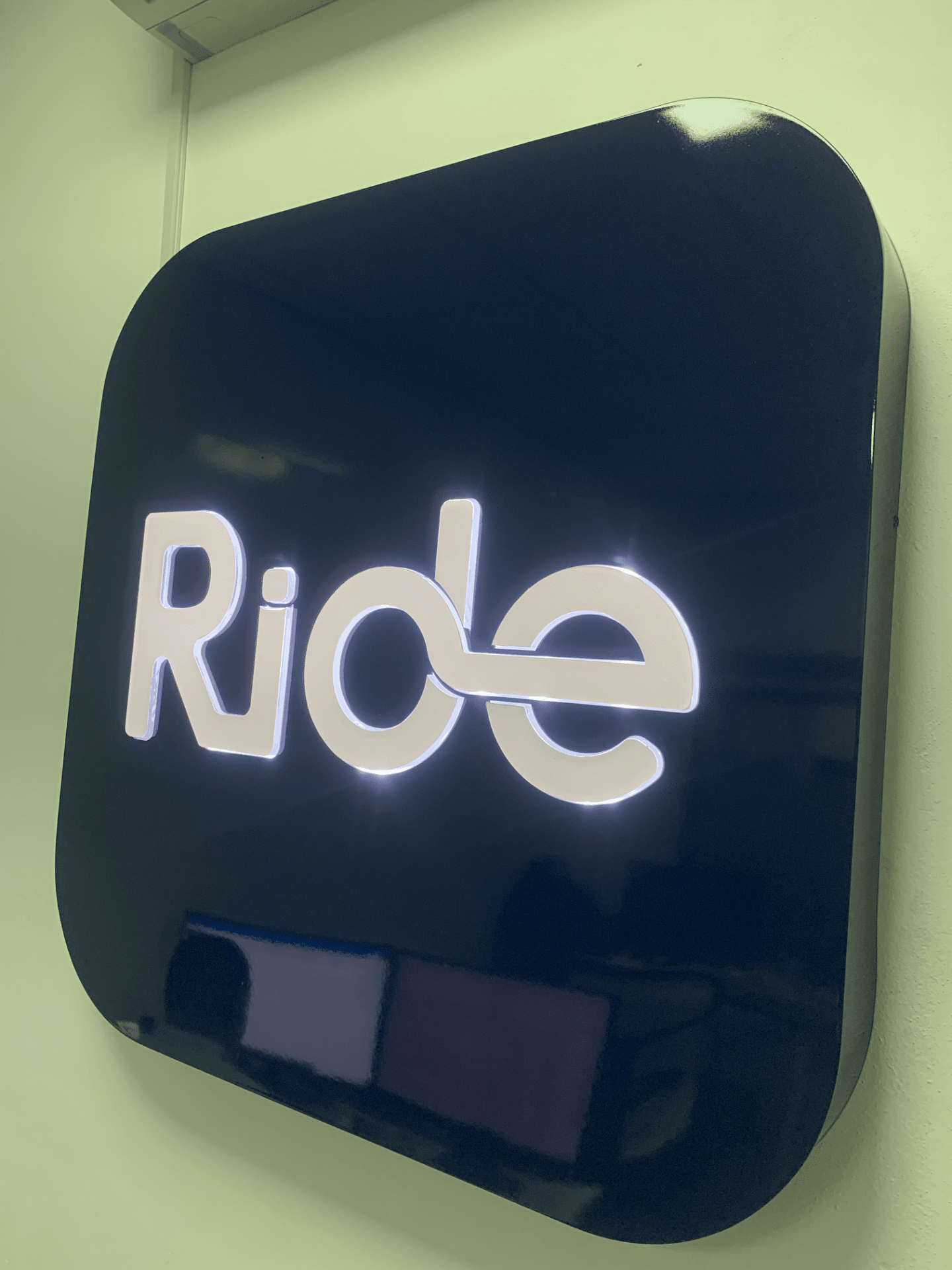 Letrero en acrilico para Ride